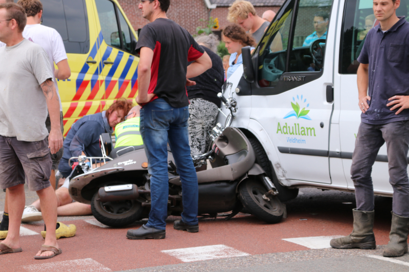 Scooterrijder gewond bij botsing met taxibus