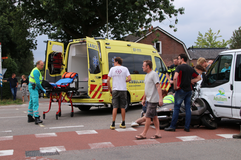 Scooterrijder gewond bij botsing met taxibus