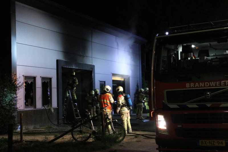 Auto brand uit in loods