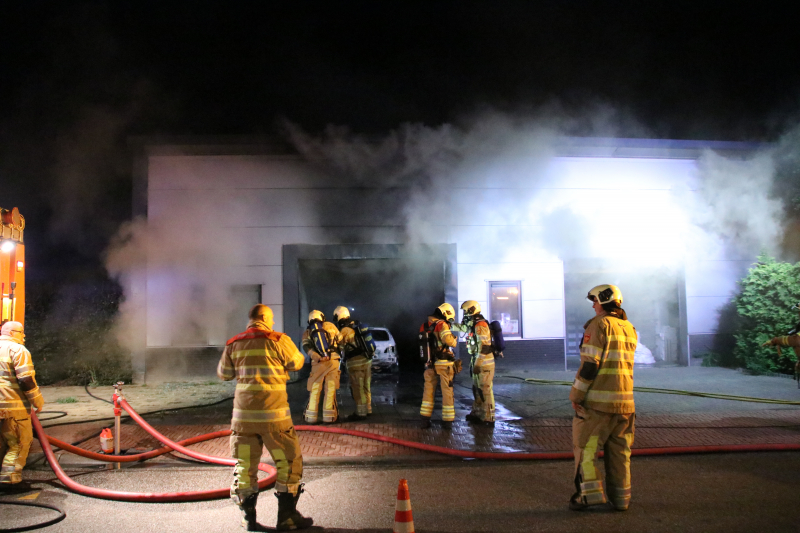 Auto brand uit in loods