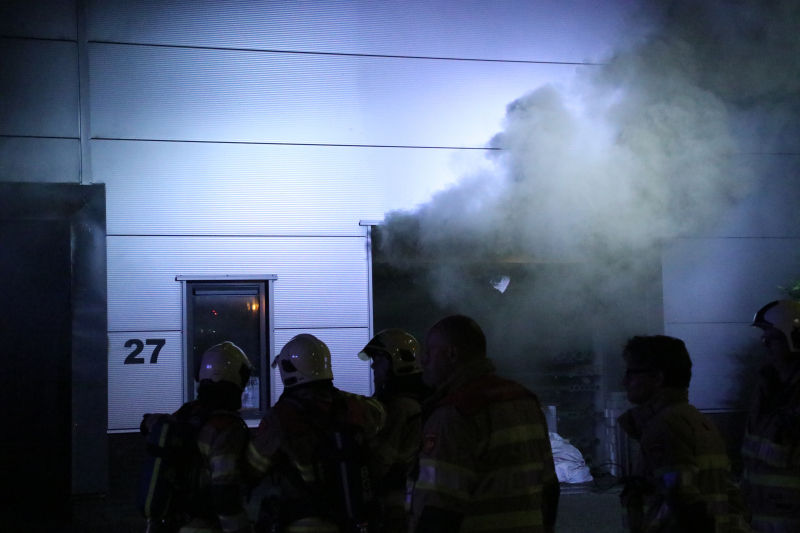 Auto brand uit in loods