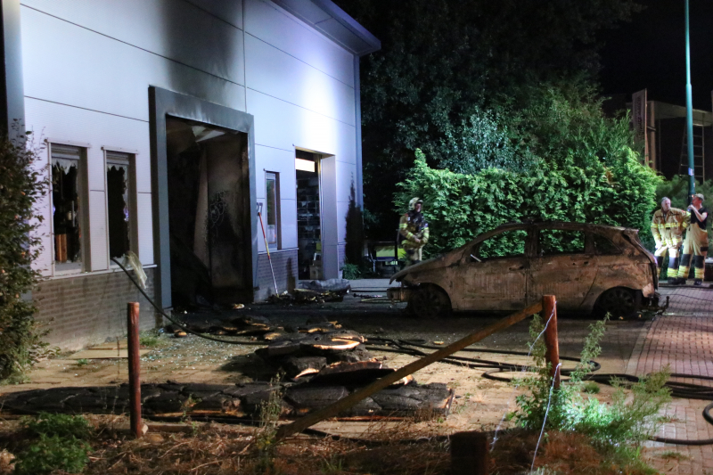 Auto brand uit in loods