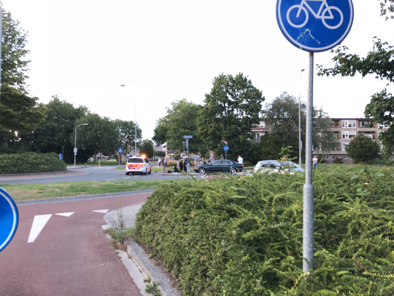 Wielrenster van haar fiets gereden op rotonde