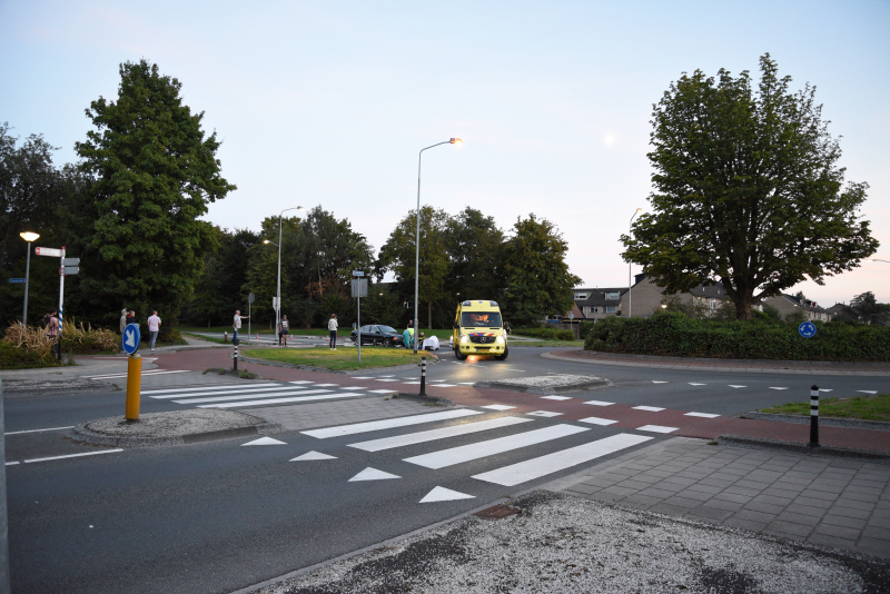 Wielrenster van haar fiets gereden op rotonde