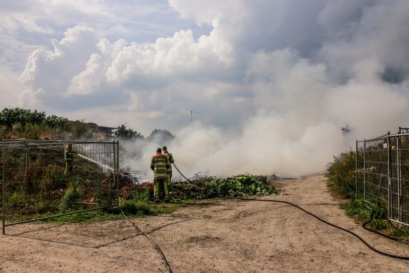 Veel rook langs A1 door afvalbrand