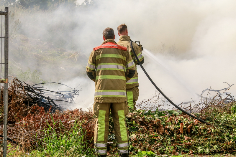 Veel rook langs A1 door afvalbrand