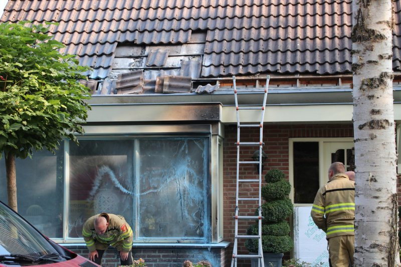 Loodgieter gewond bij dakbrand