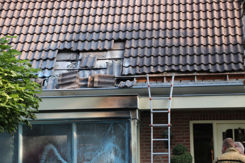 Loodgieter gewond bij dakbrand