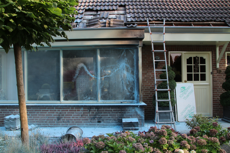 Loodgieter gewond bij dakbrand