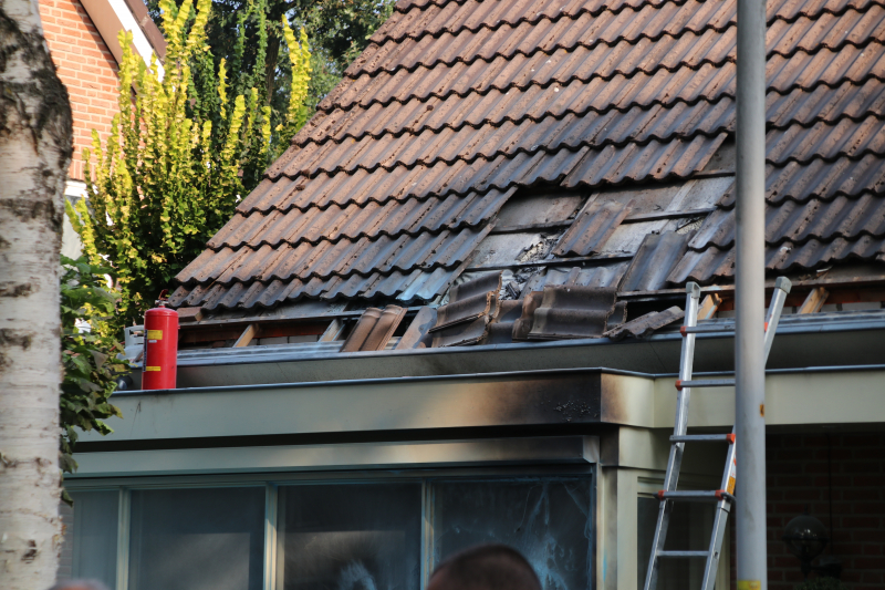 Loodgieter gewond bij dakbrand