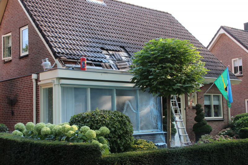 Loodgieter gewond bij dakbrand