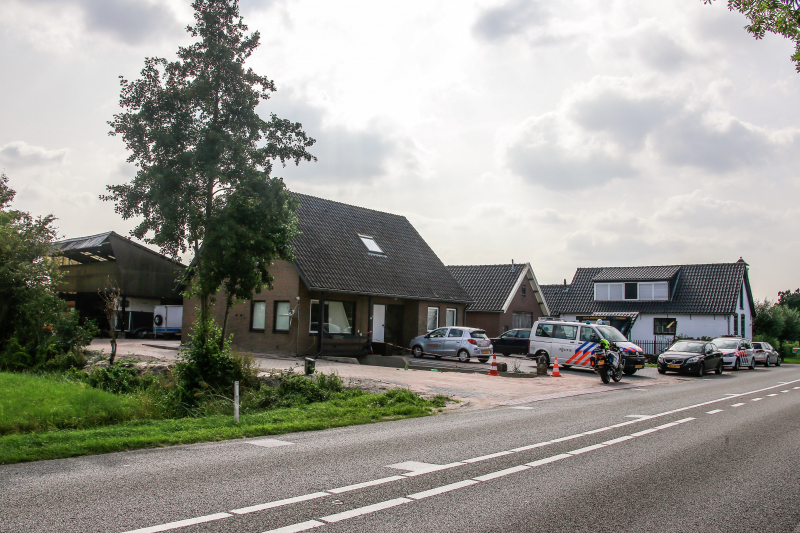 Man zwaargewond bij incident bij woning