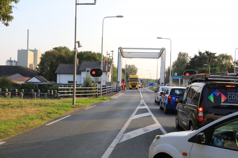 Verkeersopstopping Eembrug na kapotte slagboom