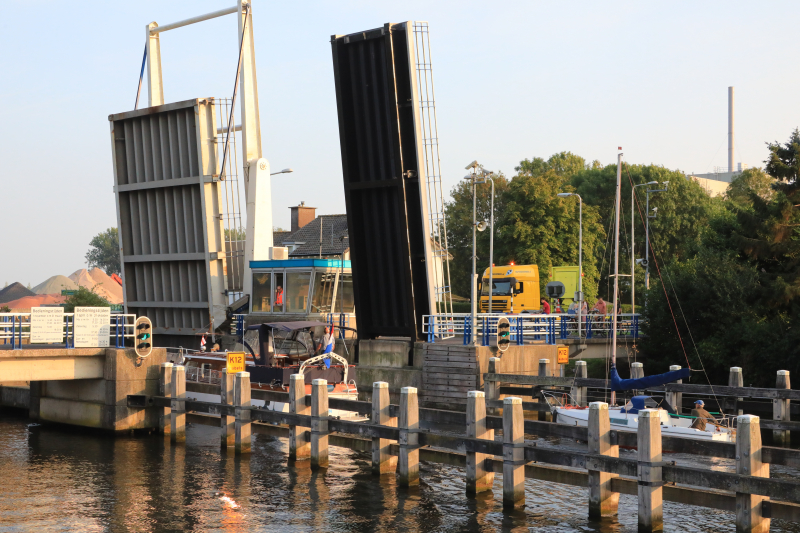 Verkeersopstopping Eembrug na kapotte slagboom