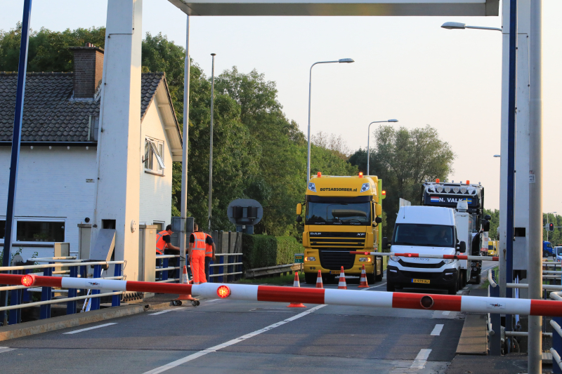 Verkeersopstopping Eembrug na kapotte slagboom