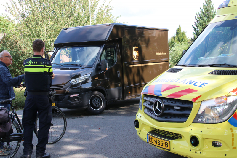 Bestuurster gewond na aanrijding met bestelwagen