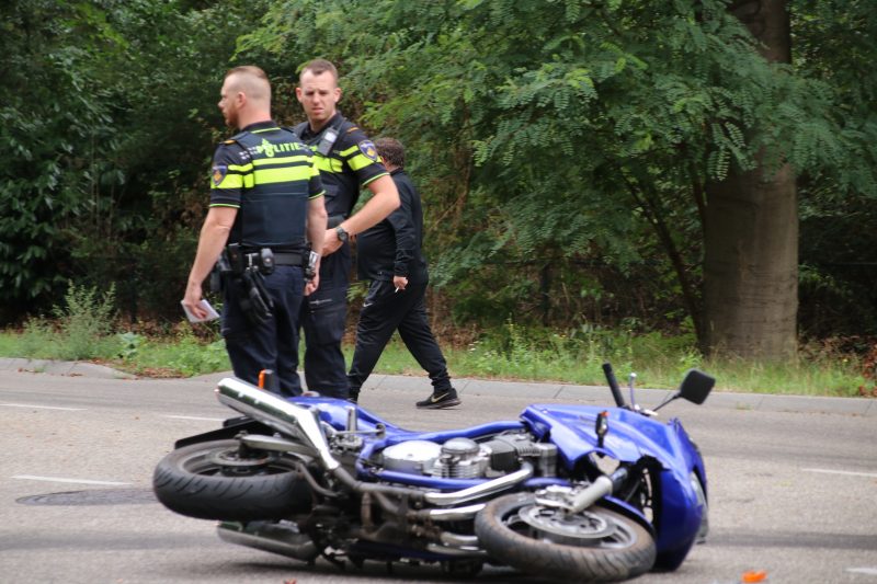 Motorrijder gewond na botsing met afslaande auto