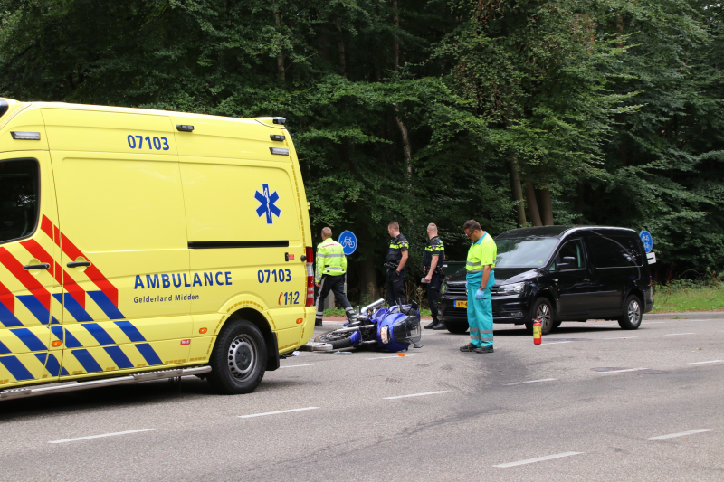 Motorrijder gewond na botsing met afslaande auto