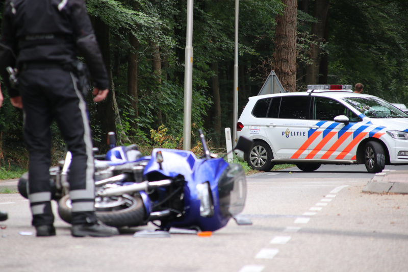 Motorrijder gewond na botsing met afslaande auto
