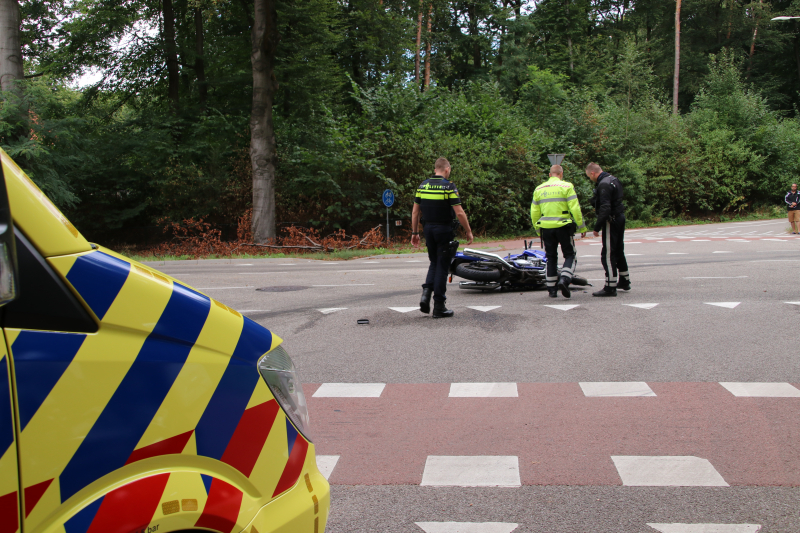 Motorrijder gewond na botsing met afslaande auto