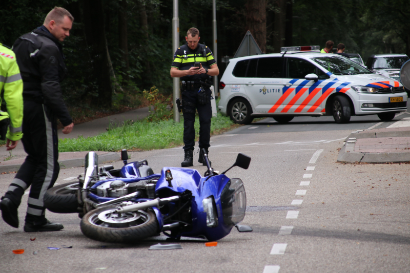 Motorrijder gewond na botsing met afslaande auto