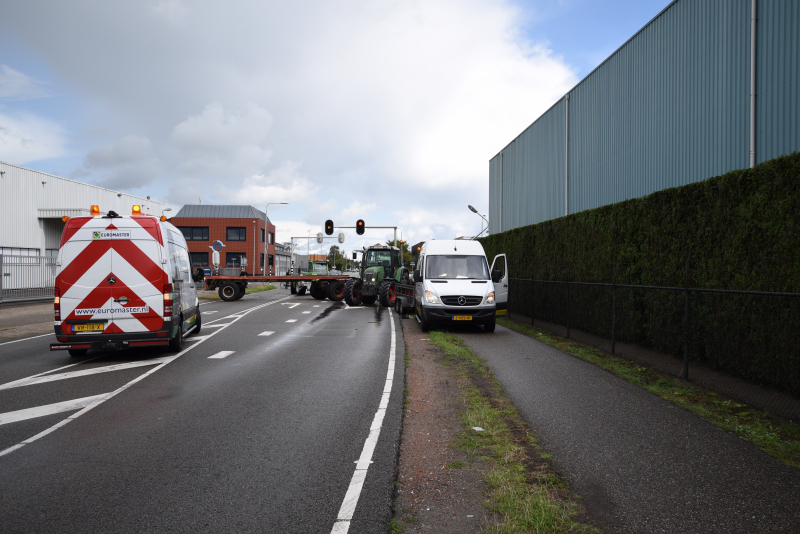 Trekker geschaard over de weg