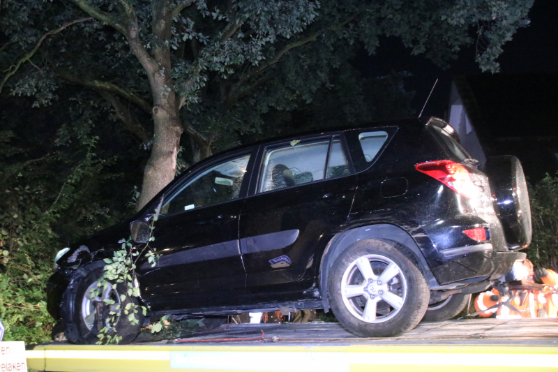 Bestuurder rijdt auto de struiken in gaat er vandoor