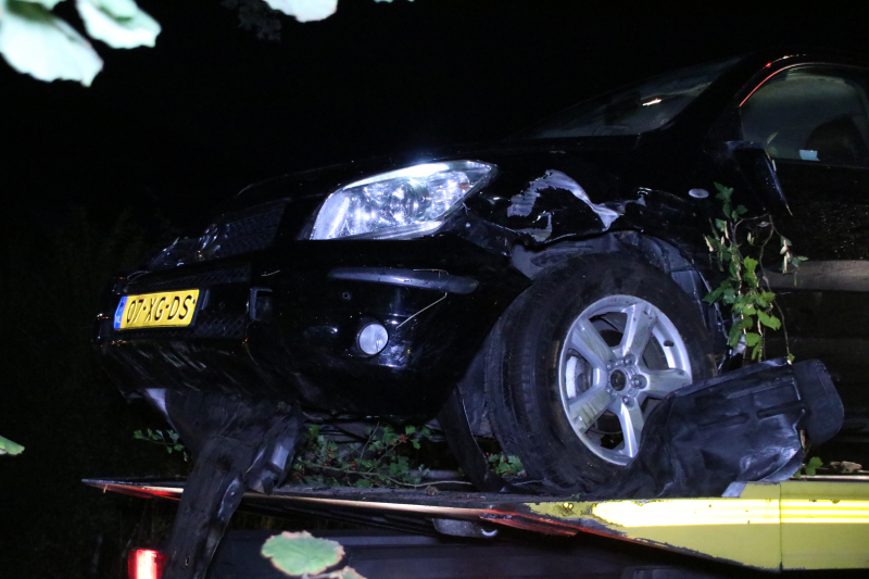 Bestuurder rijdt auto de struiken in gaat er vandoor