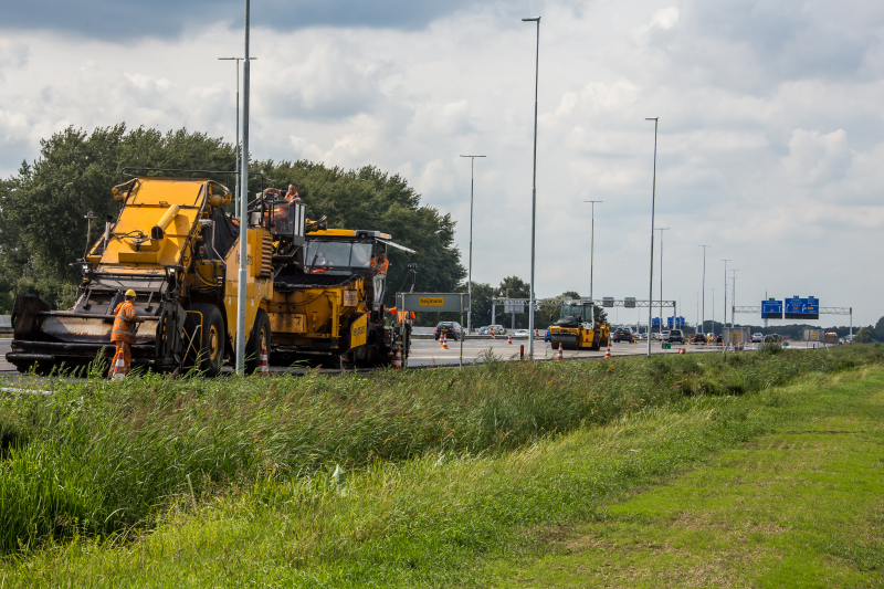 Tweelaags stiller asfalt op 4-baans snelweg gelegd