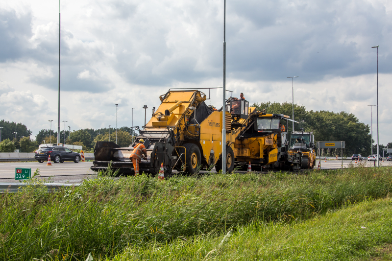 Tweelaags stiller asfalt op 4-baans snelweg gelegd