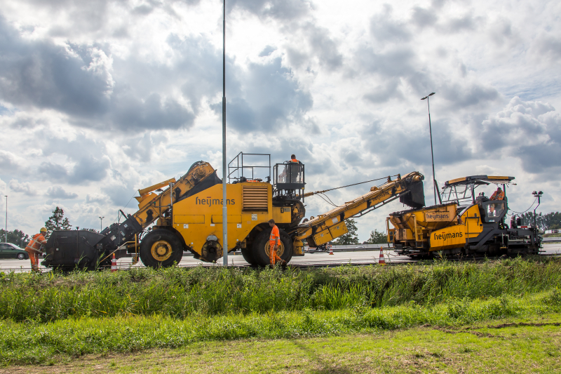 Tweelaags stiller asfalt op 4-baans snelweg gelegd