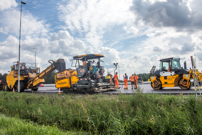 Tweelaags stiller asfalt op 4-baans snelweg gelegd