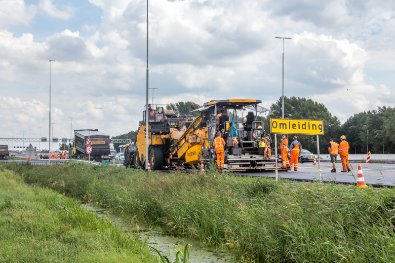 Tweelaags stiller asfalt op 4-baans snelweg gelegd