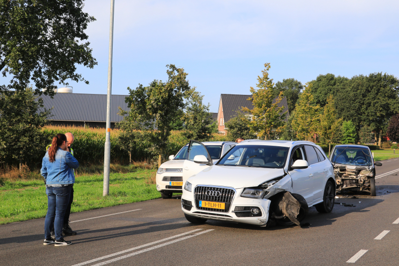 Twee gewonden na ongeval met drie auto's