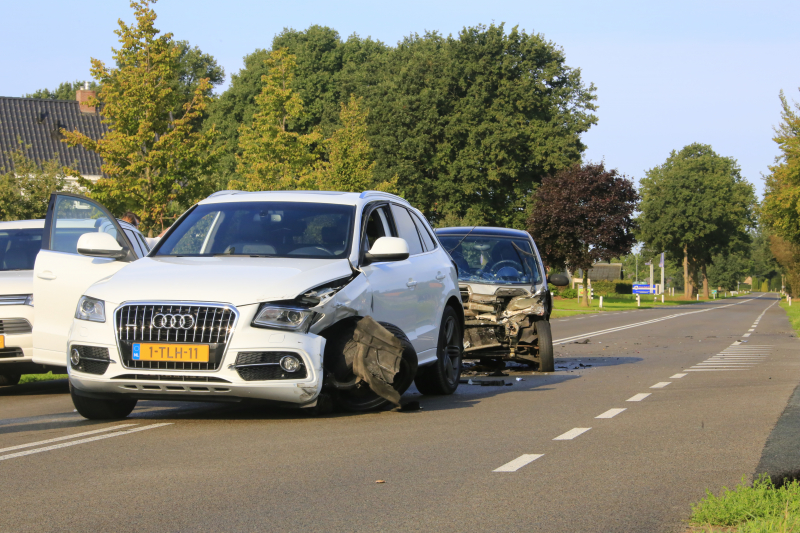 Twee gewonden na ongeval met drie auto's