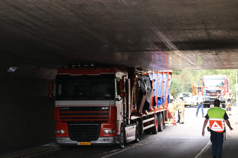 Vrachtwagen vol kippen vastgereden onder viaduct A30