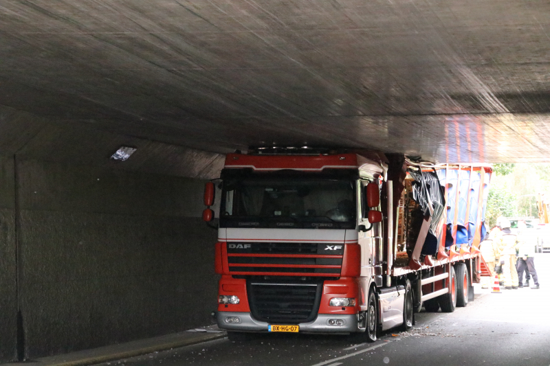 Vrachtwagen vol kippen vastgereden onder viaduct A30