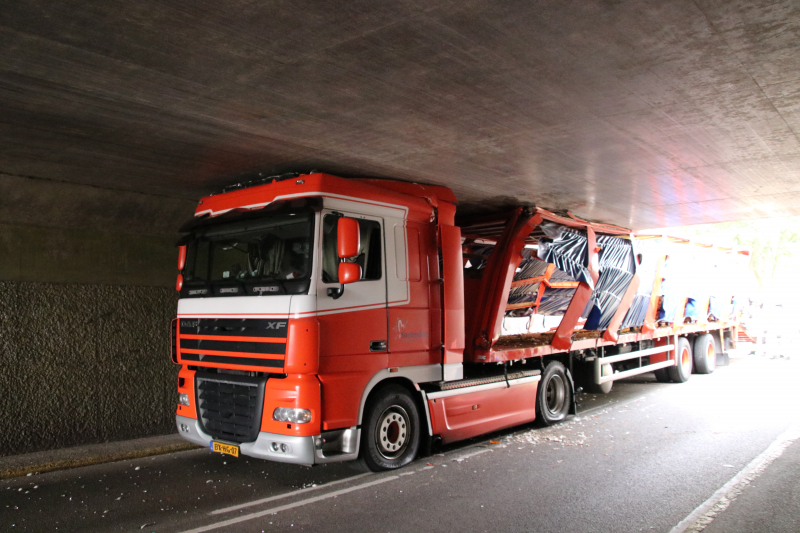 Vrachtwagen vol kippen vastgereden onder viaduct A30