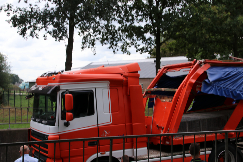 Vrachtwagen vol kippen vastgereden onder viaduct A30