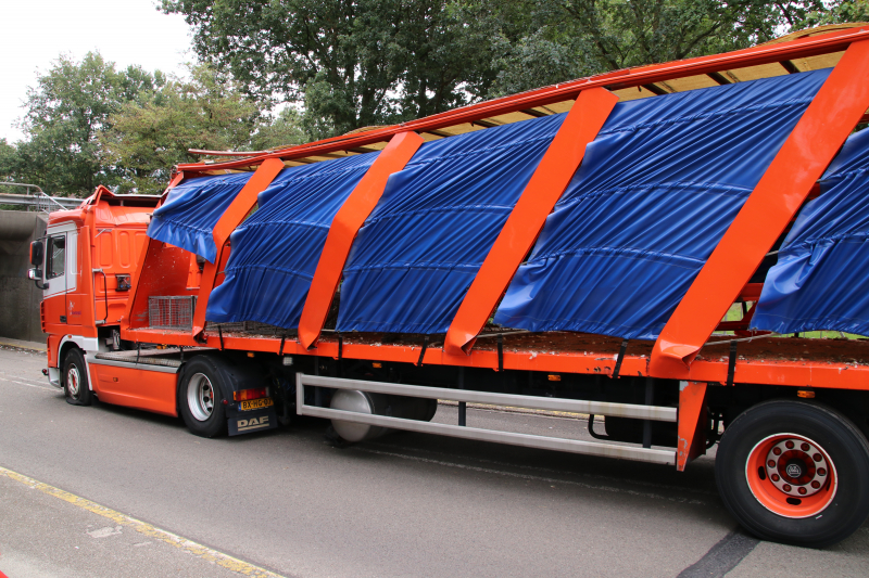 Vrachtwagen vol kippen vastgereden onder viaduct A30
