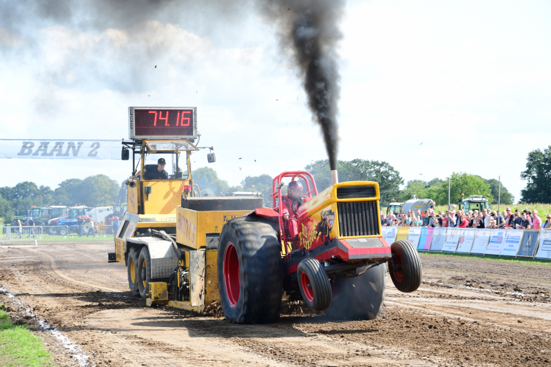 Rookwolken en veel publiek bij Pulling