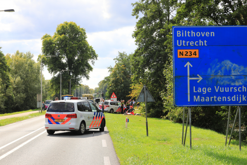 Motoragent zwaargewond na inhaalactie