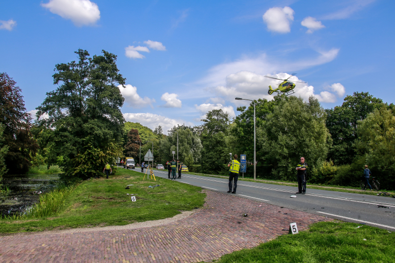 Motoragent zwaargewond na inhaalactie
