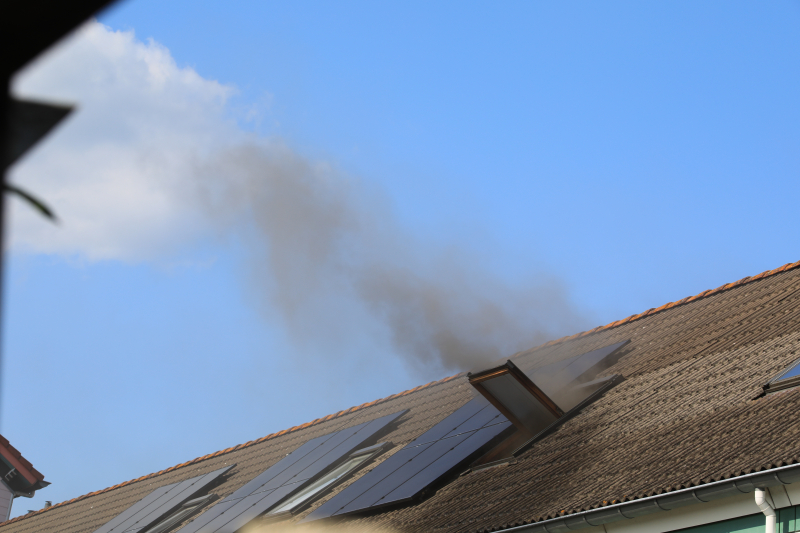 Veel rook bij zolderbrand