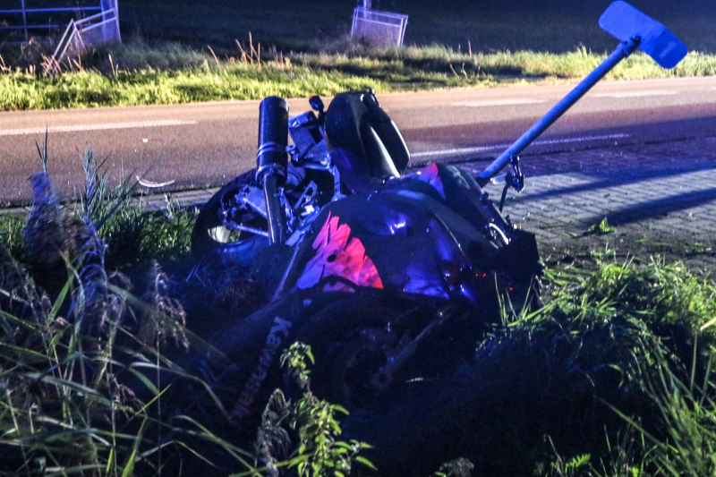 Motorrijder vliegt uit de bocht en raakt zwaargewond