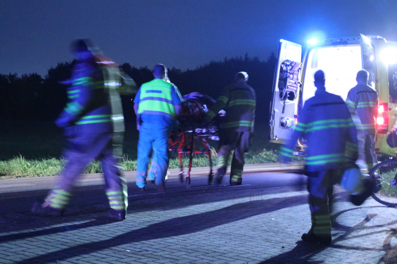 Motorrijder vliegt uit de bocht en raakt zwaargewond