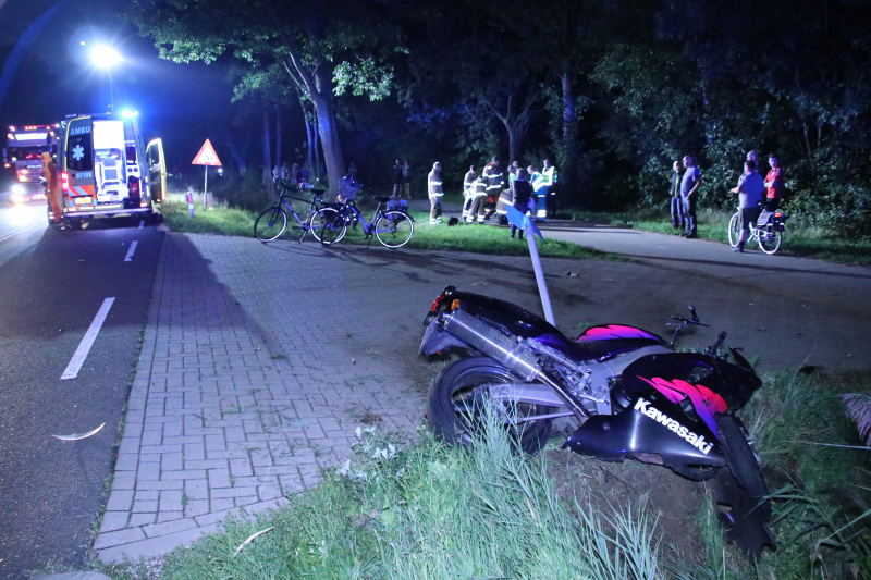 Motorrijder vliegt uit de bocht en raakt zwaargewond