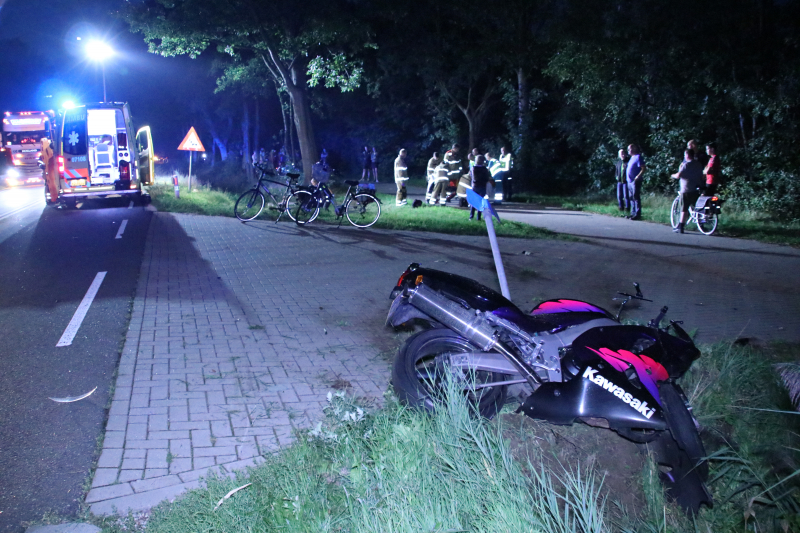 Motorrijder vliegt uit de bocht en raakt zwaargewond