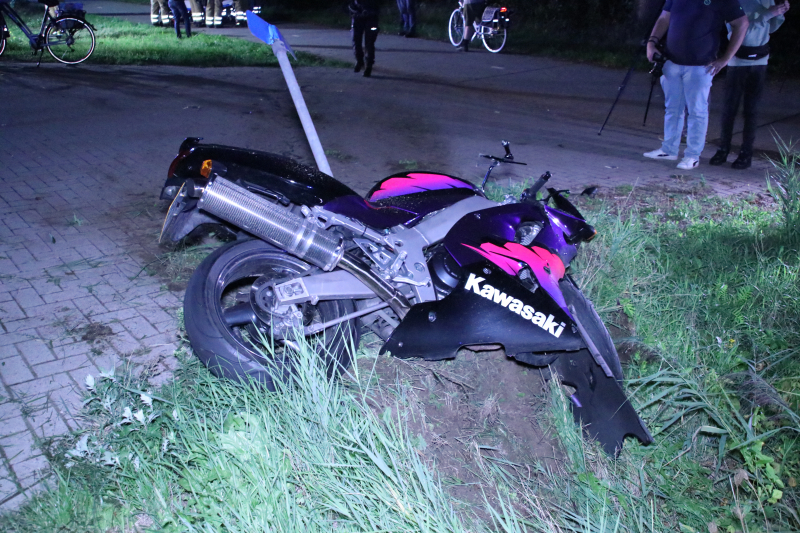 Motorrijder vliegt uit de bocht en raakt zwaargewond