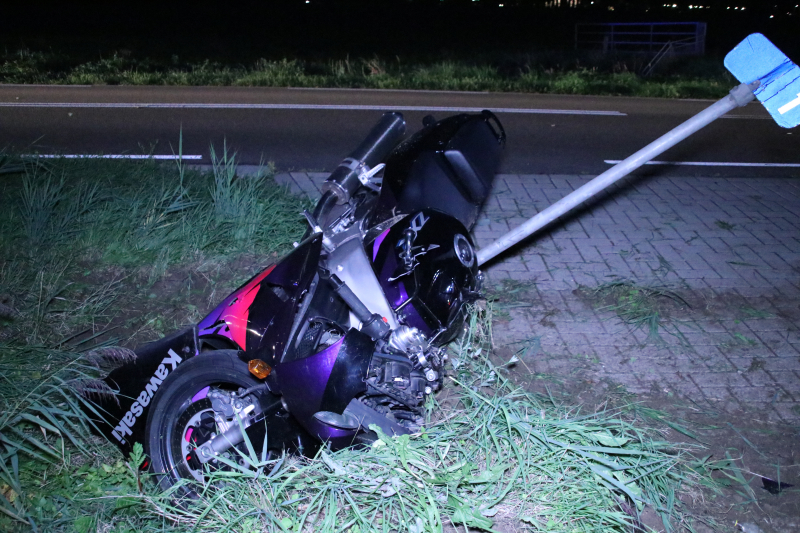 Motorrijder vliegt uit de bocht en raakt zwaargewond